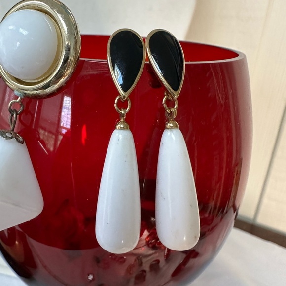 Vintage 70’s 80’s white drop dangle earrings - Picture 3 of 8